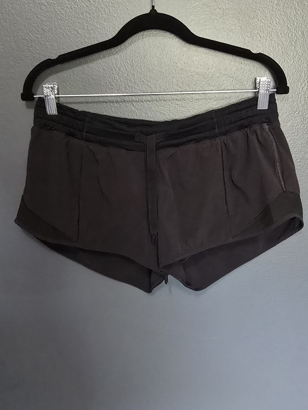 lululemon Hotty Hot Shorts (First Release) 2.5" - Picture 4 of 12